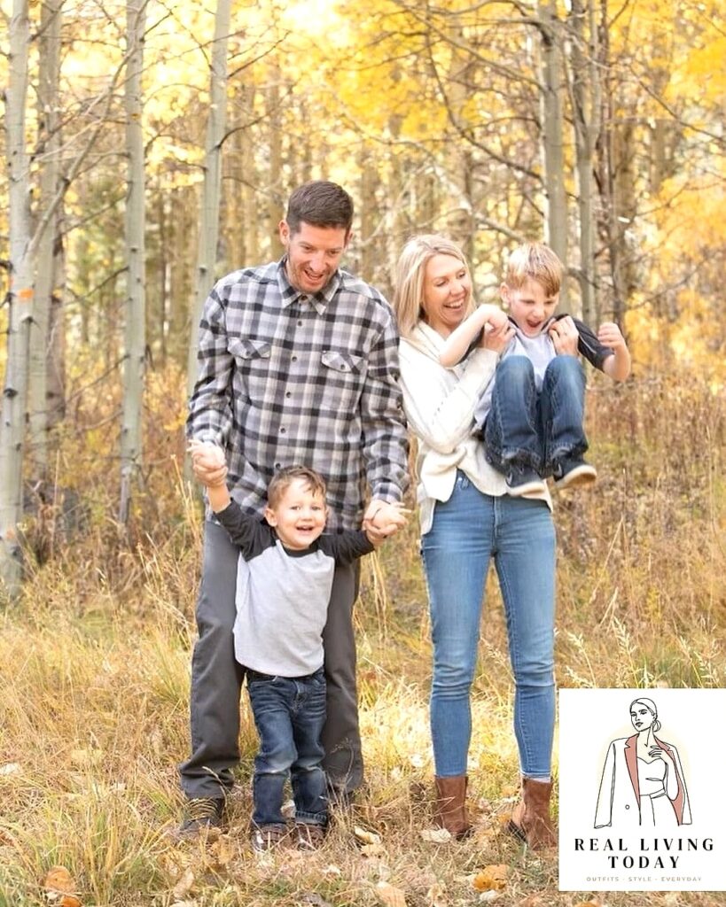 22 Fall Family Photo Color Schemes That Are Easy to Copy and Look Beautiful 1 featured 176