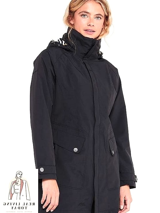 29 Rainy Day Outfit That Actually Look Amazing 11 The All-Black Waterproof Look