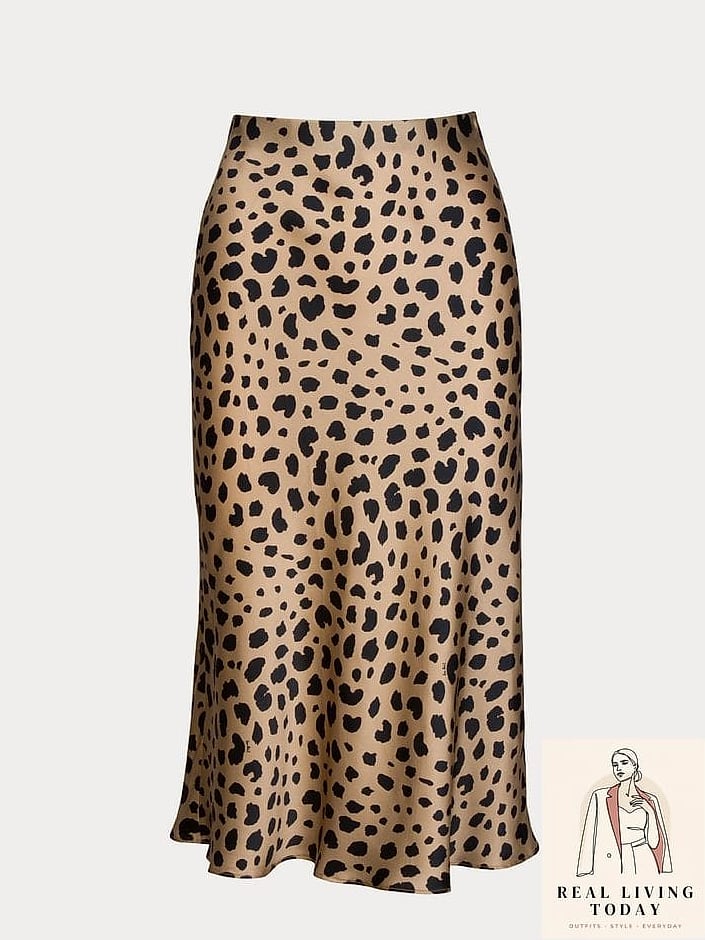 23 Short Skirt Outfits to Copy Right Now 22 Animal Print Mini Skirt with a Simple Top