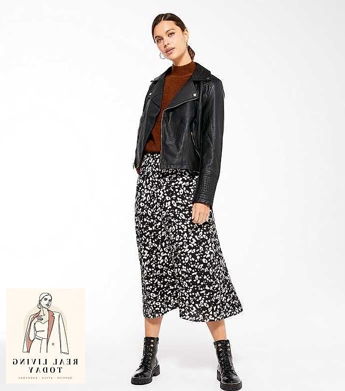 30 Outfits With Black Skirt That Are Seriously Stylish Right Now 20 Animal Print Top With a Sleek Black Skirt