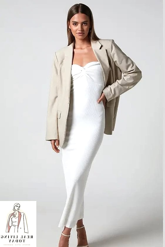 22 Barn Jacket Outfits You'll Want to Wear on Repeat 11 Barn Jacket and Bodycon Dress for Going Out
