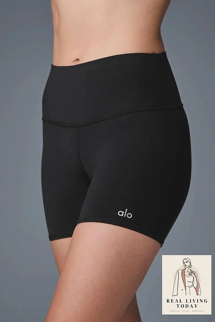 23 Pilates Outfit That Actually Look Amazing 3 Biker Shorts and a Cropped Tank