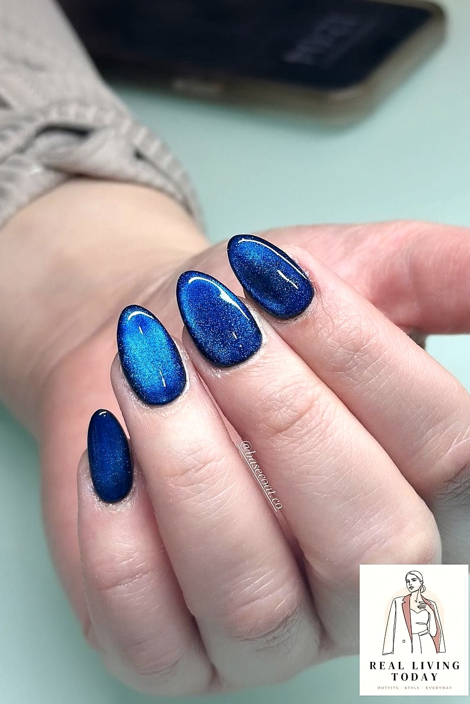 23 Blue Nail Ideas That Are Going Viral on Pinterest 14 Blue Cat Eye Nails