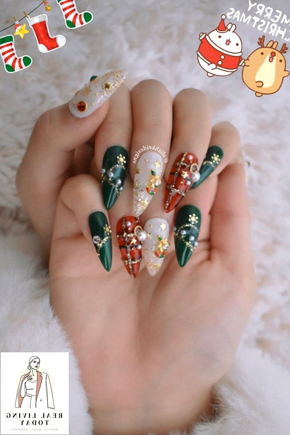 28 Holiday Press On Nails And Manicure Ideas Worth Bookmarking Right Now 6 Champagne Gold Foil Nails