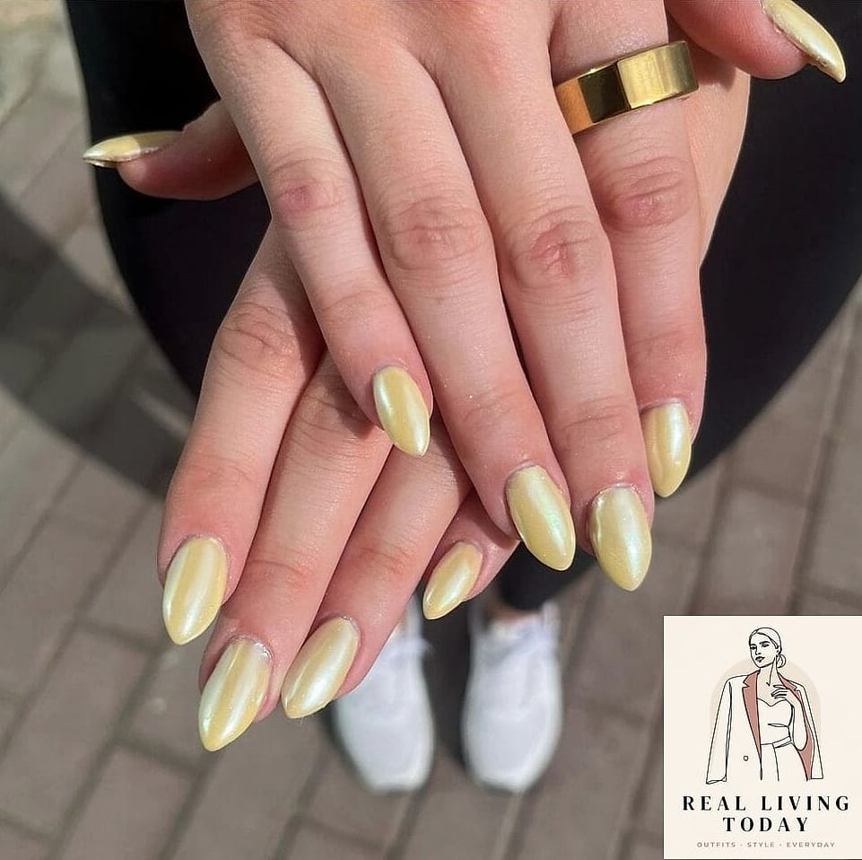 20 Butter Yellow Nails Worth Bookmarking Right Now 12 Chrome Butter Yellow Nails