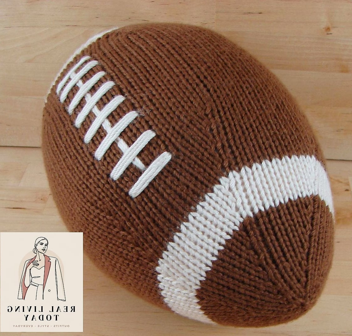26 Football Game Outfit That Look Effortlessly Chic 12 Chunky Knit Sweater and Straight-Leg Jeans