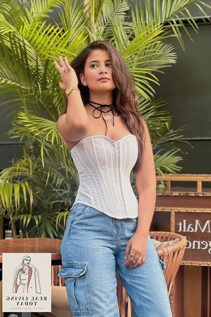 23 Fall Brunch Outfit That Look Effortlessly Chic 6 Corset Top and Straight-Leg Jeans