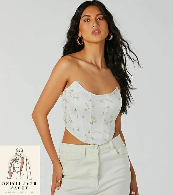 22 Cute Comfy Outfits That Actually Look Amazing 10 The Corset Top and Comfy Jeans Contrast