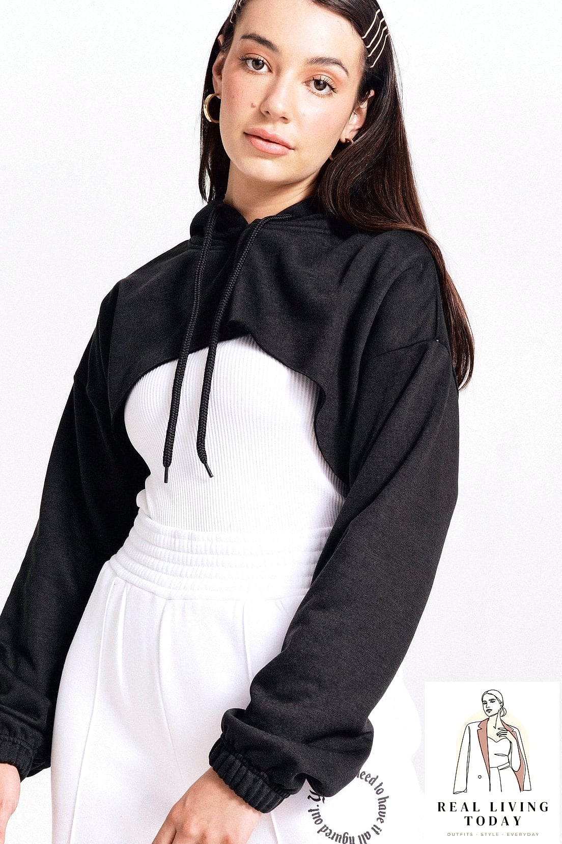 22 Cute Comfy Outfits That Actually Look Amazing 14 The Cropped Hoodie and High-Waisted Jeans Set