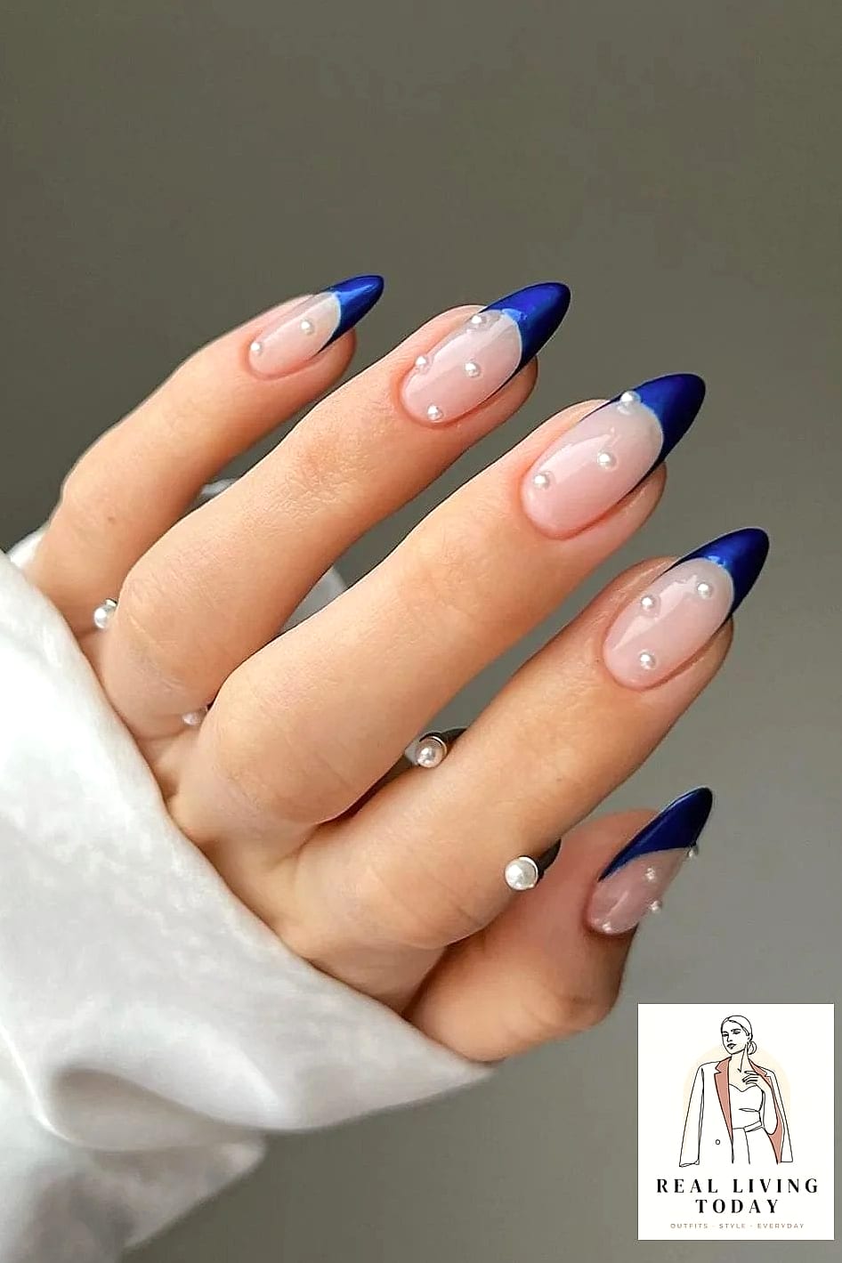 28 Holiday Press On Nails And Manicure Ideas Worth Bookmarking Right Now 16 Deep Cobalt Blue with Silver Star Accents