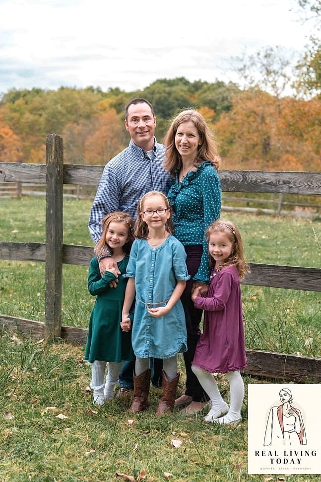 22 Fall Family Photo Color Schemes That Are Easy to Copy and Look Beautiful 11 Deep Teal and Camel