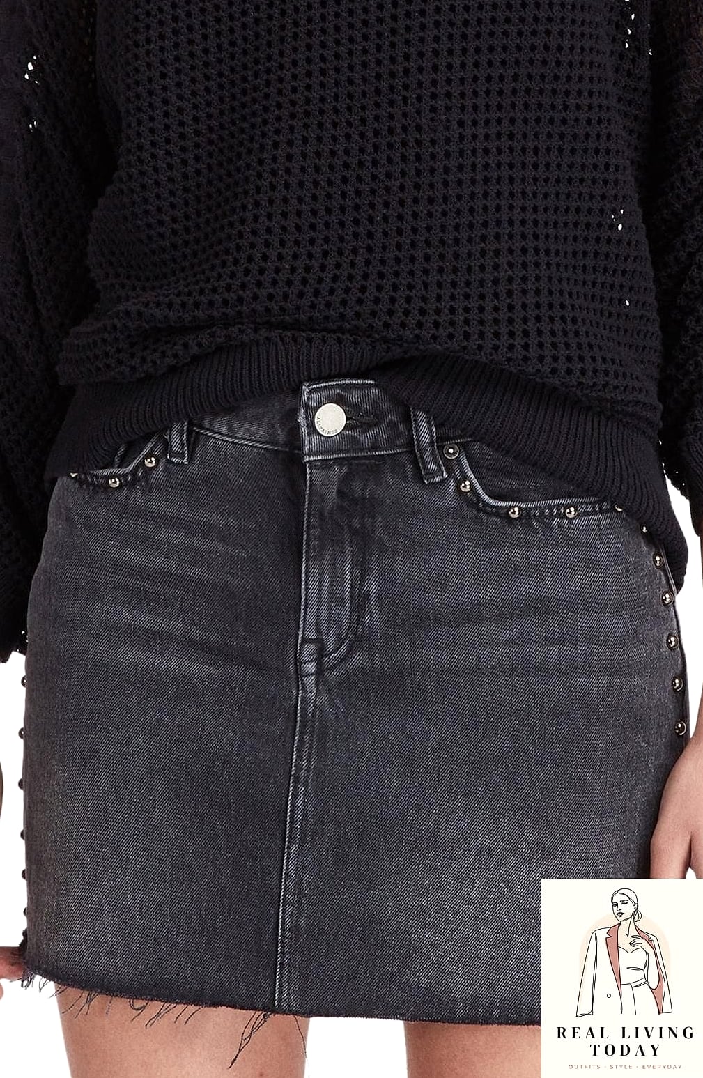 30 Outfits With Black Skirt That Are Seriously Stylish Right Now 26 Denim Button-Down and Black Skirt