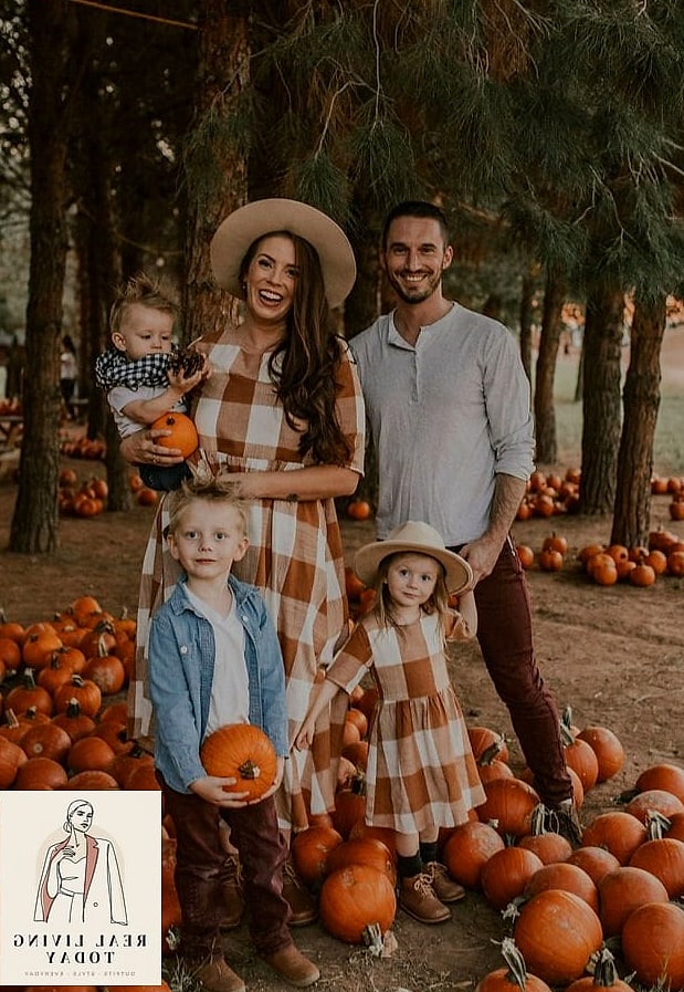 22 Cute Pumpkin Patch Outfit Ideas That Are Cozy and So Instagram-Worthy 19 The Family Coordination Look