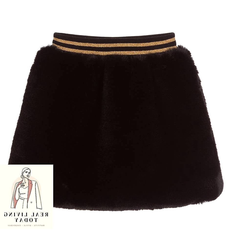 30 Outfits With Black Skirt That Are Seriously Stylish Right Now 27 Faux Fur Vest and Black Skirt for Winter