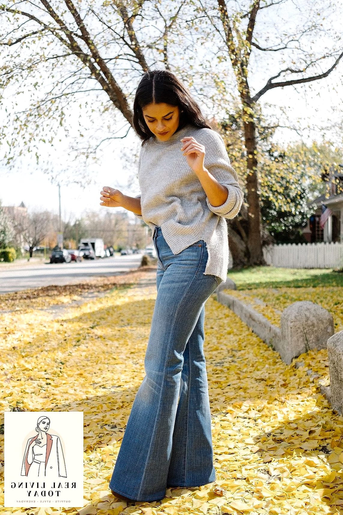 23 Womens Autumn Outfit That Are Going Viral on Pinterest 16 Flare Jeans with a Fitted Turtleneck