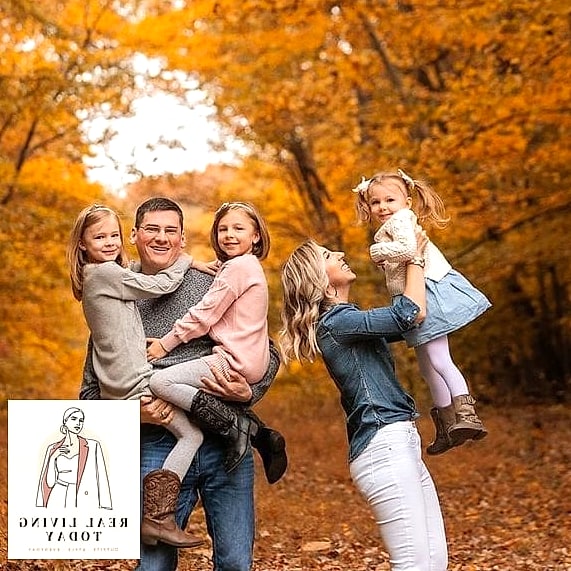 22 Fall Family Photo Color Schemes That Are Easy to Copy and Look Beautiful 20 Honey Gold and White