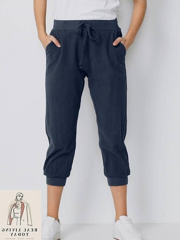 22 Cute Comfy Outfits That Actually Look Amazing 9 Joggers and a Cropped Puffer Vest