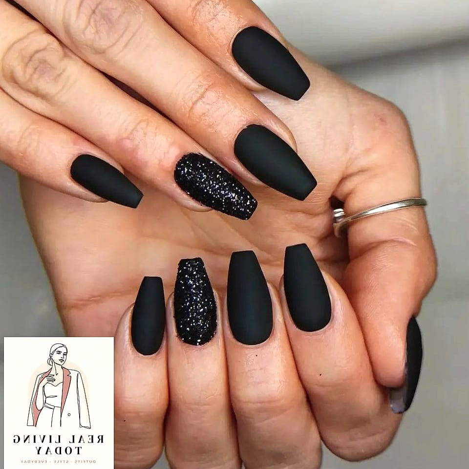 22 Short Nails You'll Want to Try Immediately 12 Matte Black Short Square Nails