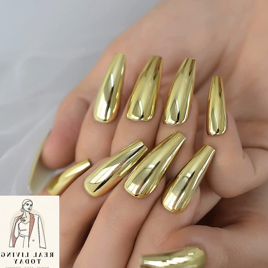 22 Short Nails You'll Want to Try Immediately 19 Metallic Gold Short Nails