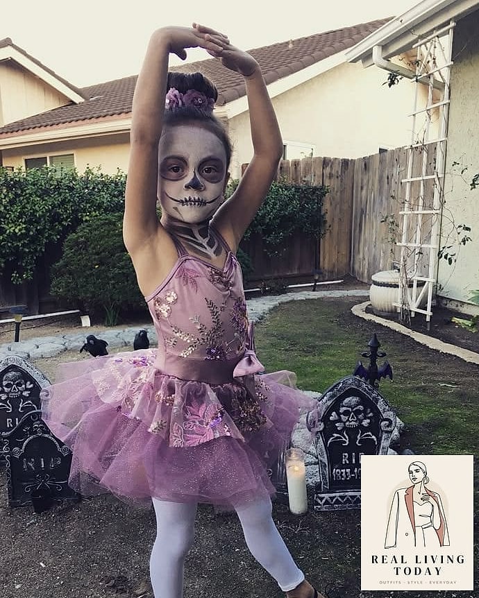 28 Iconic Halloween Costumes That Are Seriously Stylish Right Now 22 Off-Duty Ballerina