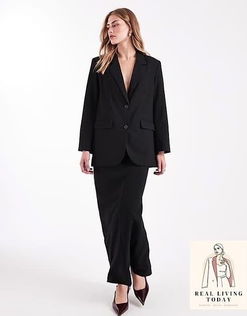30 Outfits With Black Skirt That Are Seriously Stylish Right Now 4 Oversized Blazer Over a Black Skirt