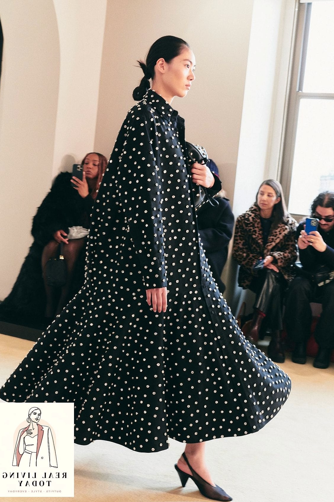 28 Polka Dot Outfit Trend Going Viral Right Now 7 The Polka Dot Wrap Dress
