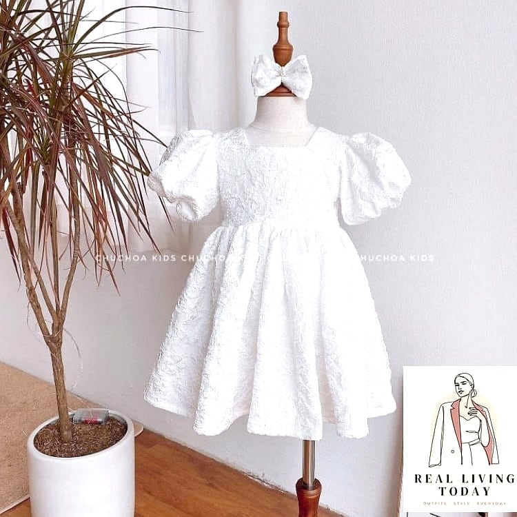 25 Chic Baby Shower Outfits for Guests That Are Totally On-Trend Right Now 17 The Puff Sleeve Blouse Moment