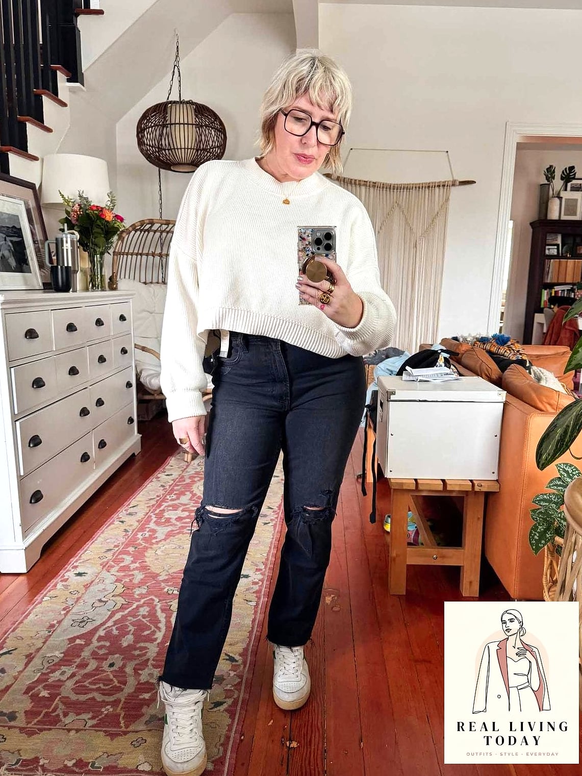 30 Millennial Mom Outfits That Are Seriously Stylish Right Now 11 Straight-Leg Jeans and a Corset Top
